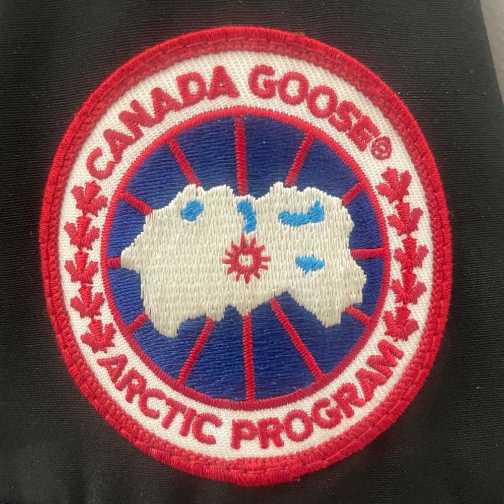 EUC Authentic Women’s Medium black Canada Goose jacket Montebello - Picture 4 of 10
